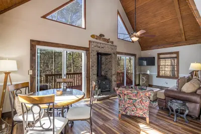 Image de Chalet isolé pour animaux de compagnie sur la rivière Chattahoochee.