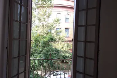 Image de Haut de gamme à DuPont: balcon + 1. 5 salles de bains + option de stationnement sur allée rare!