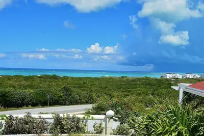 Image de Vue exceptionnelle sur l'océan, situé au centre et à seulement 1 700 mètres de Grace Bay Beach