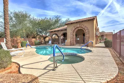 Image de 3bed \/ 2 bath - maison de ville sur 1 niveau avec piscine communautaire dans une communauté fermée; Animaux Ok