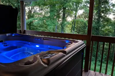 Image de Hocking Hills. Vue fantastique, bain à remous et salle de théâtre flambant neuf sur le marché
