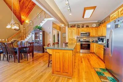 Image de Chalet Exécutif Spacieux à Trois Niveaux avec Vue sur la Méga Montagne