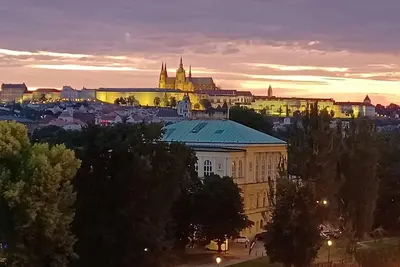 Image de Fantasy Automne! ! Meilleur château de Prague / vue sur la rivière, 4 chambres 2. 5 Ba Balcon