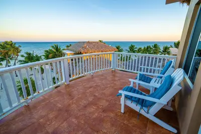 Image de Oceanfront, cinq balcons - Parfait pour les familles et les groupes! Kayaks et vélos gratuits!