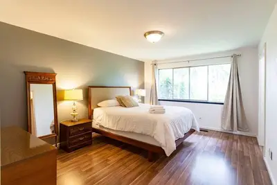 Image de Midcentury Modern Home Home-Lake Views, Wifi, & Parking. 3 Bdms, 1. 5 Bains.