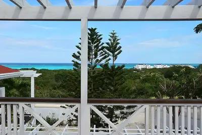 Image de Vue imprenable sur l'océan, situé au centre, à seulement 1700 pieds de Grace Bay Beach!
