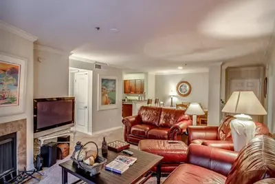 Image de Condo de luxe de 2 chambres, 2 salles de bains dans le quartier commerçant de Biltmore