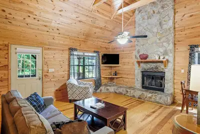 Image de Chalet de campagne mis à jour à Helen, Ga