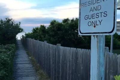 Image de Charmante maison de Cape Cod à Nobscussett Heights avec plage privée et promenade en ville