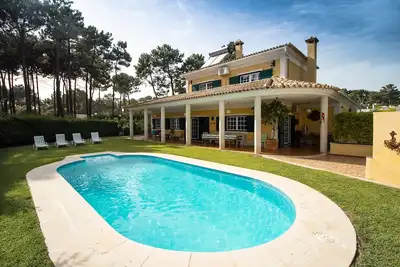 Image de Familiale Villa Aroeira Golf Resort à proximité des villes offre de belles plages