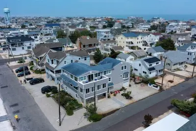 Image de 6 lits, 4 salles de bain avec ascenseur. . 24-29 août wkends d'automne, y compris Chowderfest Oct 6<br>