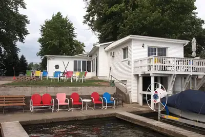 Image de Maison au bord du lac toute l'année avec belle façade, belle cour avec foyer, cinéma maison