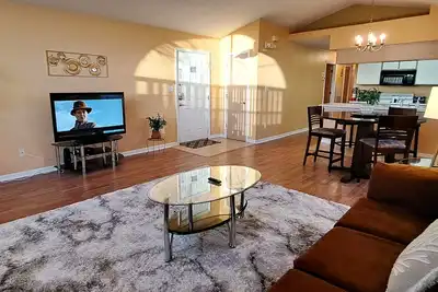 Image de Nouvel été spécial - Bas taux! Seulement 5 miles de la porte principale de Disney. Magnifiquement meublé 2nd Fl Condo. Balconly off Maître. Piscine chauffée, spa, plus.