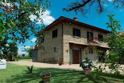 Image de Maison en pierre récemment restaurée avec piscine privée, idéale pour les couples d'amis ou les fami