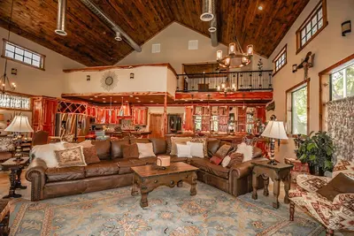 Image de Tree's Tree Haus droit sur les bords de la rivière