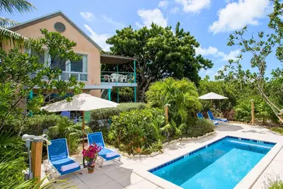 Image de Grace Bay Beachfront 1 Br Beach Condo + piscine + jardins luxuriants + emplacement central