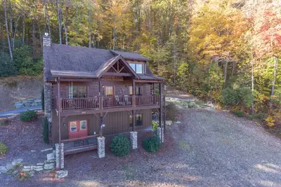 Image de Récemment construit, privé, Log Cabin / Mtn View, bain à remous et foyer. Conviviale et familiale