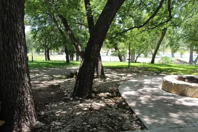 Image de Suite HideAway d'Axel # 1 de (5) Juste sur la rivière à côté de Commache Crossing