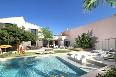 Villa Can Maronja est une villa de 4 chambres, 4 salles de bains avec vue sur la montagne, piscine privée,