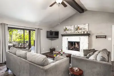 Image de Retraite de montagne moderne et spacieuse avec bain à remous dans l'Upper Canyon