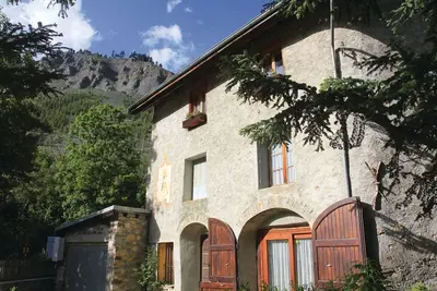 Image de Sur un site exceptionnel, vielle maison en pierre en bordure du parc des Ecrins