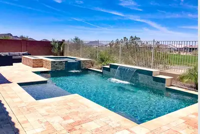Image de Nouveau terrain de golf personnalisé avec piscine chauffée et spa personnalisés!