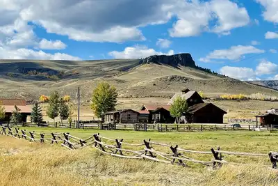 Image de Unique 40 Ac Horse Friendly Ranch Rénové 1850 Miners Cabin w / 3000 Sf Addition