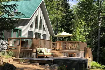 Image de Tranquille Lakefront Cottage w quai sur Long Pond immaculé par Acadia National Park