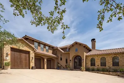 Image de Belle maison de luxe de 3600 pieds carrés sur 11 acres. À quelques minutes du lac Travis.