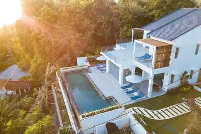 Image de Luxe moderne en bord de mer dans la beauté préservée du Bali original