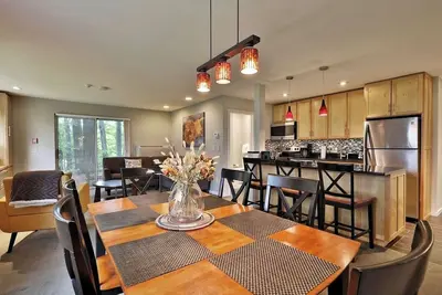 Image de Condo de luxe, récemment rénové, grand salon et salle à manger, 2 chambres, 3 salles de bain