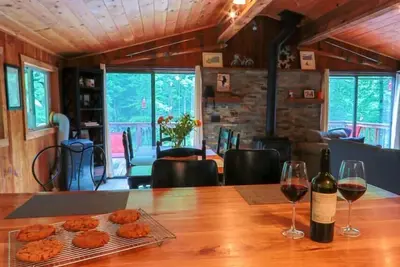 Image de Profitez du bord de l'eau pour le feuillage d'automne! ! 3 ch au bord de la rivière, animaux acceptés!