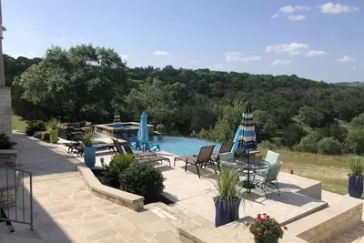 Image de Magnifique piscine de 4900 pieds carrés et spa à quelques minutes du lac Travis et de la cave