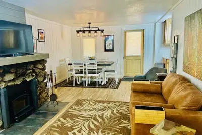 Image de À distance de marche du lac et du centre-ville!