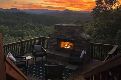 Image de Un changement d'altitude 15+ miles et 2 vues sur les montagnes d'État pour 6 personnes Blue Ridge, Ga