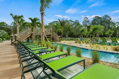 Image de Contemporain / Élégant / Complexe hôtelier / Wifi gratuit / Piscine et bain à remous privés / Suit Corporate