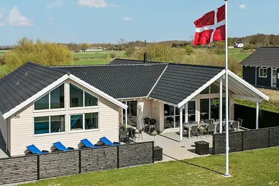 Image de Luxe avec piscine en bord de mer -- By Traum Ferienwohnungen