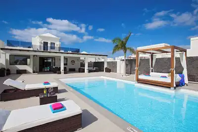 Image de Villa Fito - Cette villa est proche des commodités locales a Wi-Fi et une piscine privée