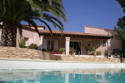 Image de Maison de caractère en Provence Gard très agréable à vivre, 200 m2, climatisée, billard américain, située au pied de l'abbaye st Roman, calme assuré, terrain de boules.