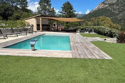 Image de Villa avec piscine calme et détente assurés vue panoramique sur les montagnes