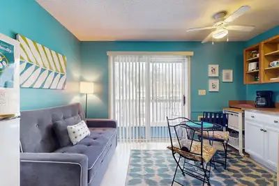 Image de Nouvelle Liste! Condo de style studio avec balcon et piscine saisonnière!