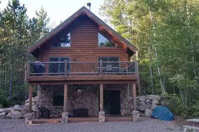 Image de Belle Log Cabin sur le lac à distance, avec un accès limité publique.