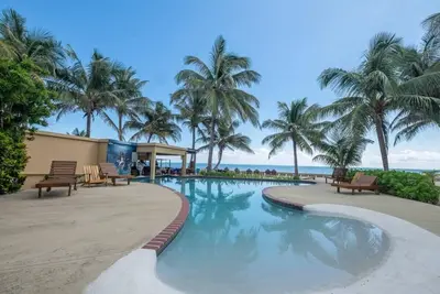 Image de Vue sur l'océan, piscine avec bar immergé, proche de la ville!