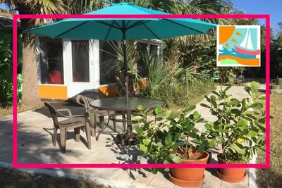 Image de Oleander - Charming Cottage Downtown - À quelques pas de la plage!