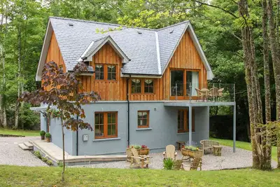 Image de Bishops Bay Luxury Cottage à côté du Loch Leven dans les Highlands écossais