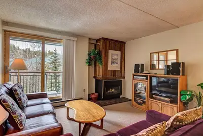 Image de Breckenridge Downtown Condo avec accès piscine / bain à remous!