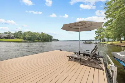 Image de Spectaculaire maison 4 Br au bord du lac, quai en eau profonde privé sur la péninsule