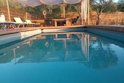 Bienvenue à Villa Thanos! La villa est une maison d'un étage avec un immense jardin