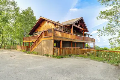 Image de Maison élégante avec vue sur la montagne - Près du complexe!