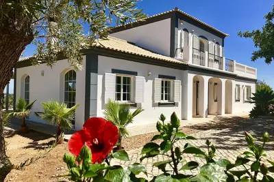 Image de Villa de luxe, calme Hilltop Location, Belle Vue sur la mer, grande piscine, WiFi gratuit